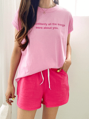 아린다 루즈핏 레터링 언발 민소매 티셔츠